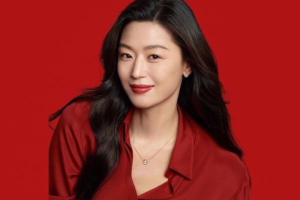 再次臣服於她的紅色女王氣場下
