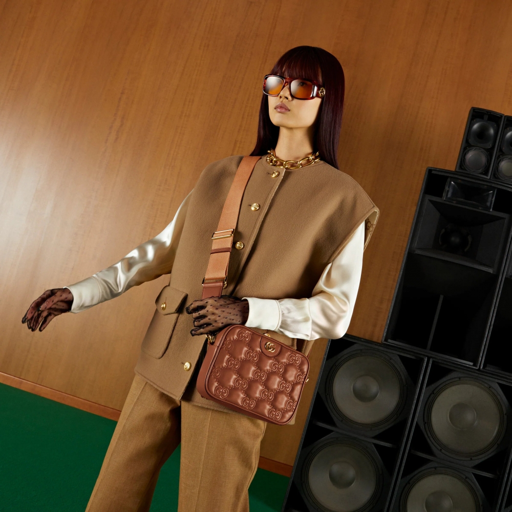 模特兒示範Gucci GG Matelassé Leather Small Bag。