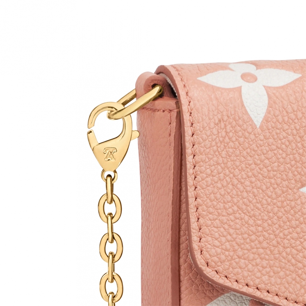 綴有可拆式的金色鏈帶。