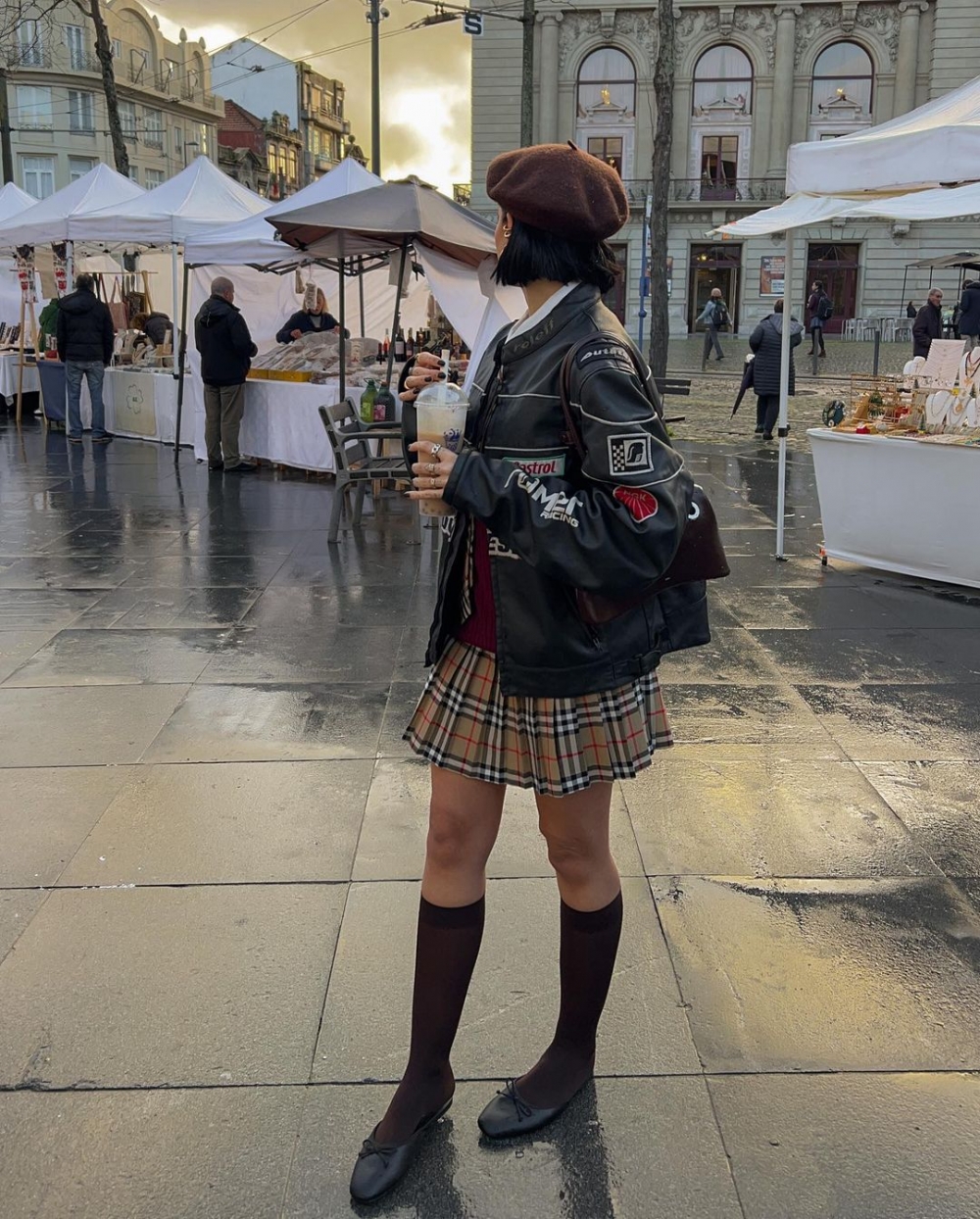 Ines Silva則是將帥氣的皮革機車外套與將學院風的單品搭配在一起。