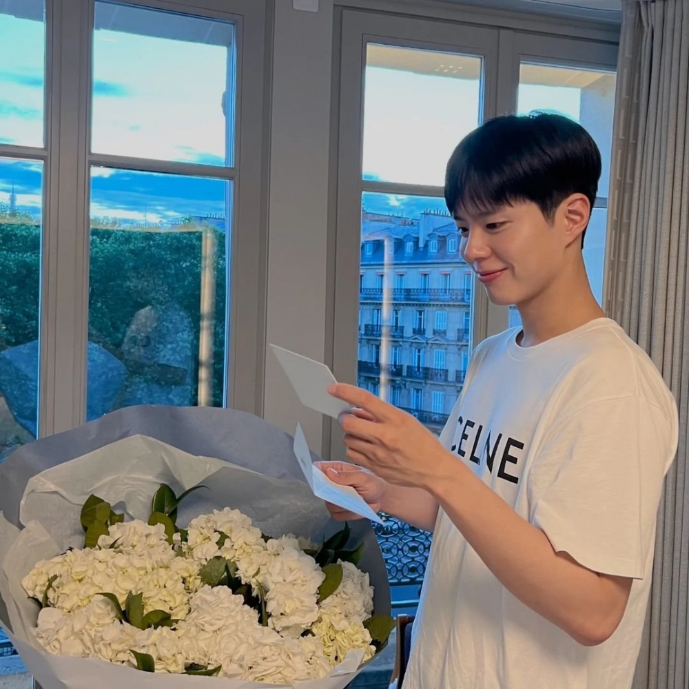 身穿CELINE白色T-Shirt的他。