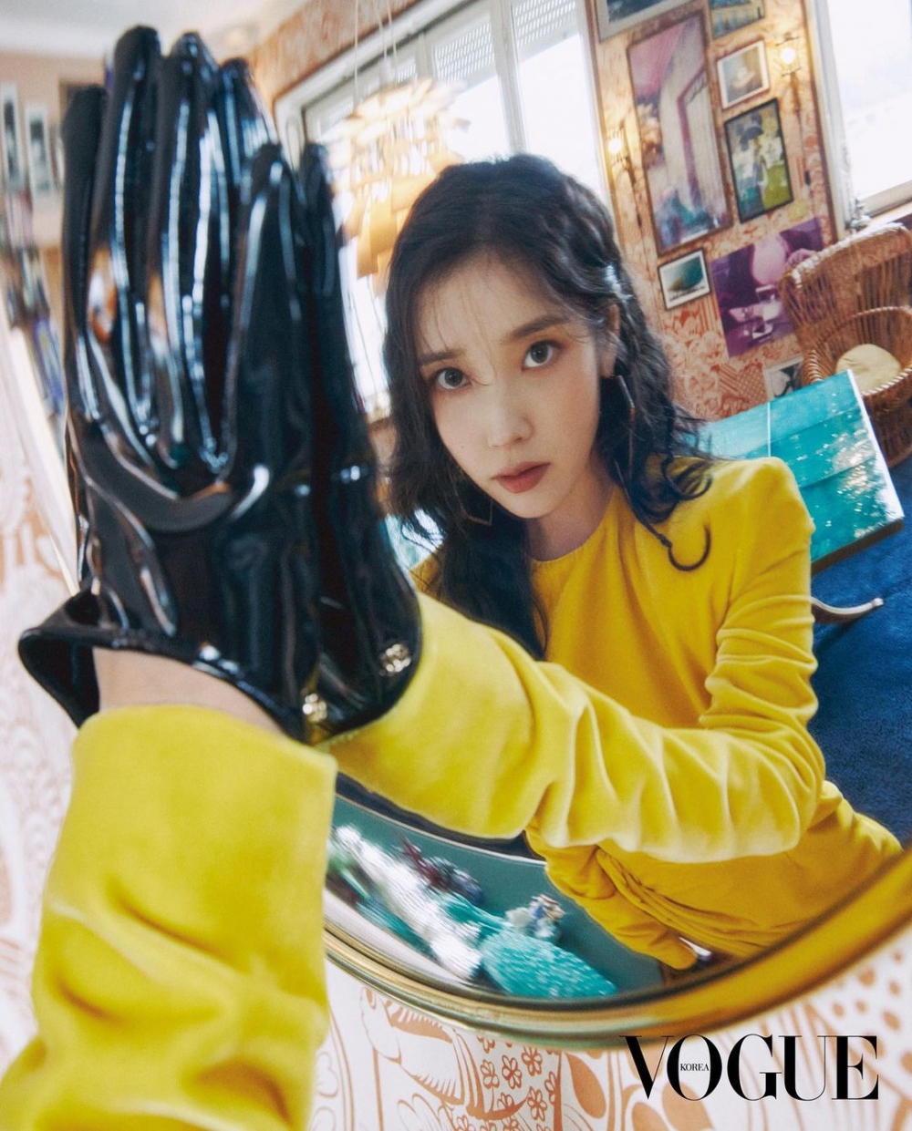 色調飽和的黃色連衣裙搭配亮面皮手套更引人注目