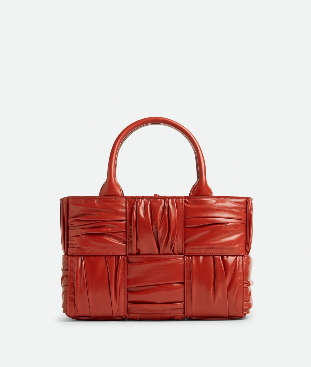 有著抓皺設計的Bottega Veneta Mini Arco Tote Bag。