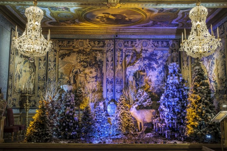 綴上聖誕裝飾的城堡。