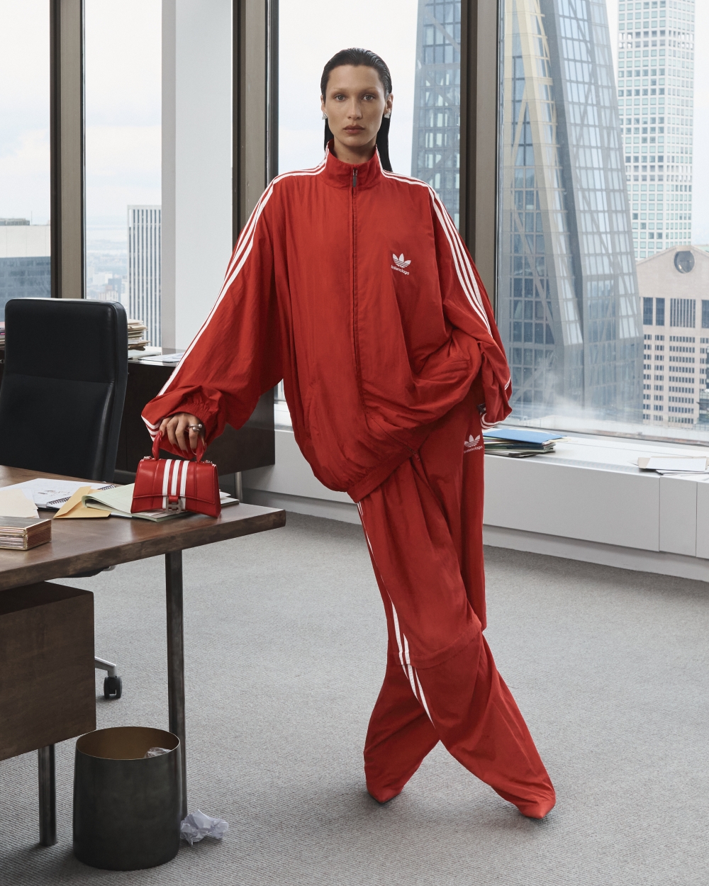 超模貝拉·哈迪德(Bella Hadid )身穿Balenciaga /Adidas系列