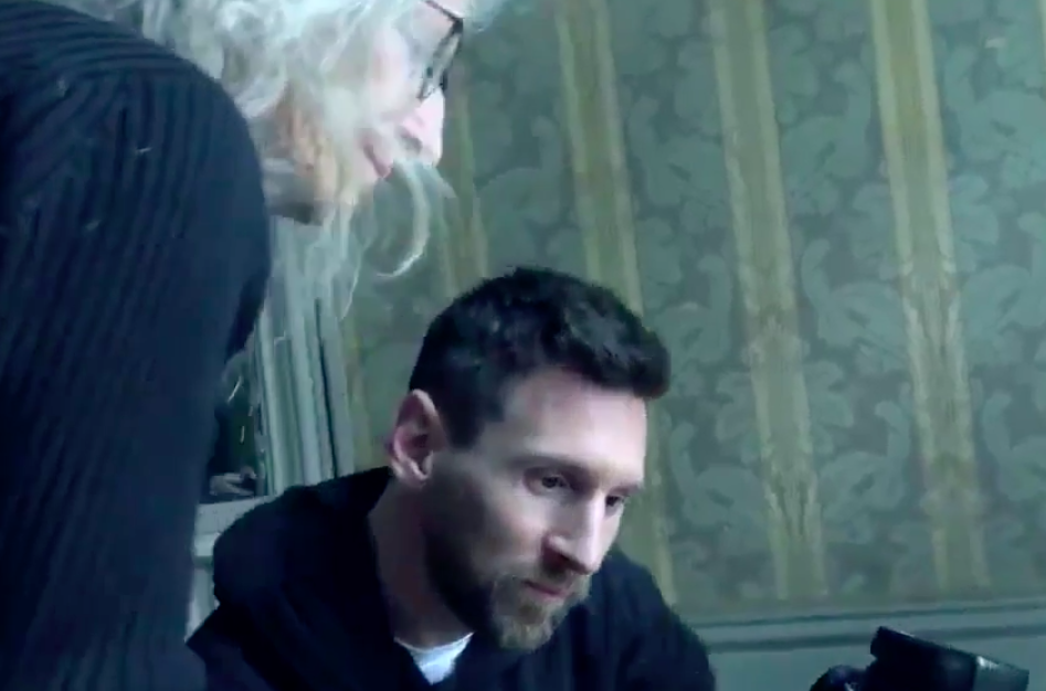 當他看見照片時露出非常滿意的笑容。