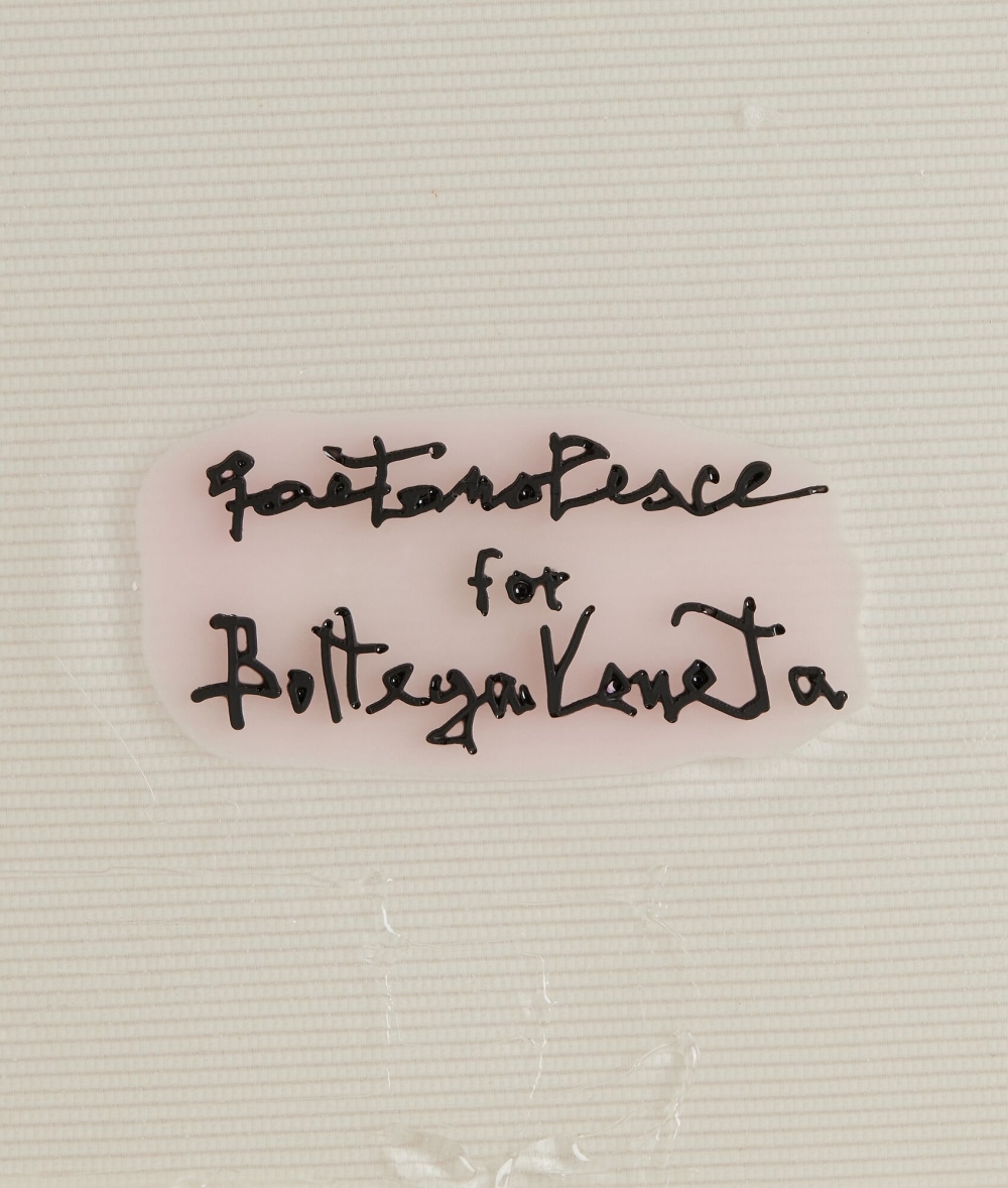 仔細看也能發現上方有著Gaetano Pesce for Bottega Veneta的字樣。