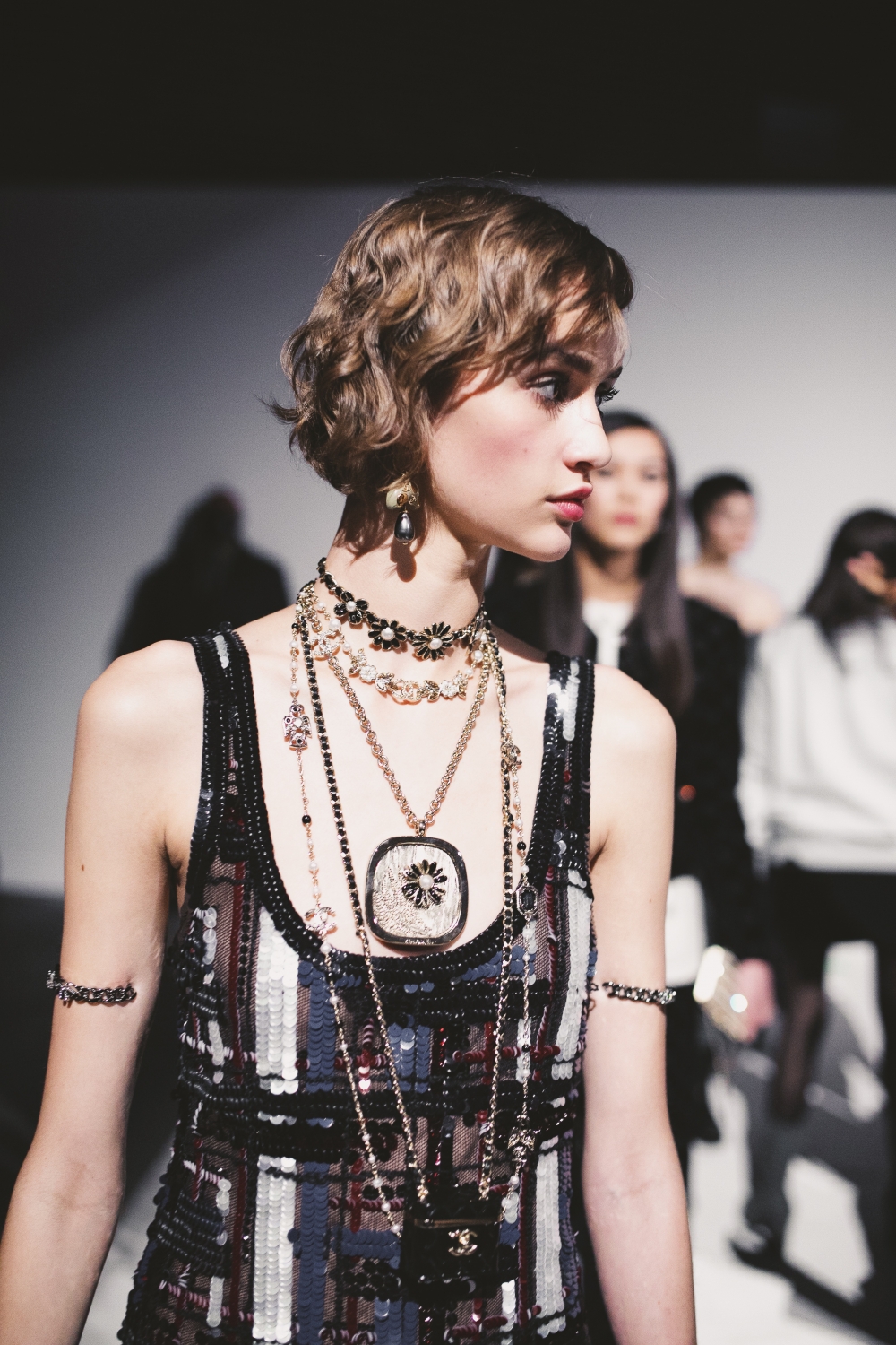 在The Fall-Winter 2022/23 Ready-To-Wear Collection登場的珍珠項鍊設計。