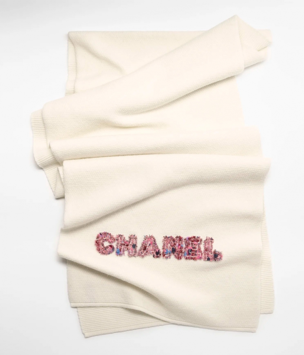 在CHANEL之中的白色款式。