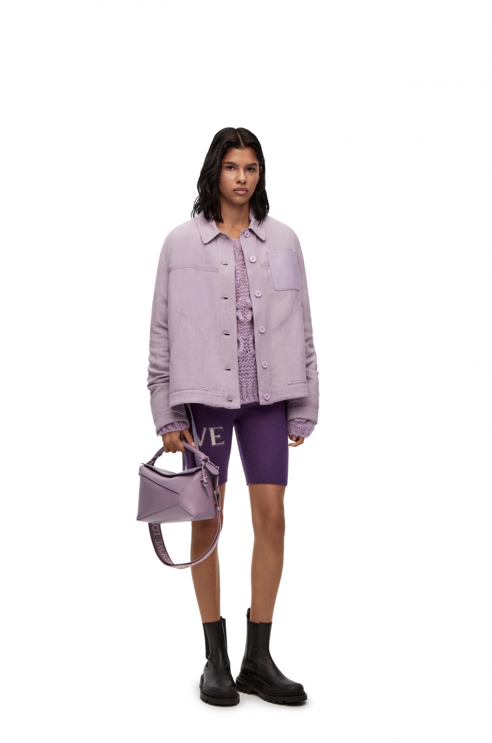 模特兒演繹LOEWE Small Puzzle Edge Bag-淡茄色釉。