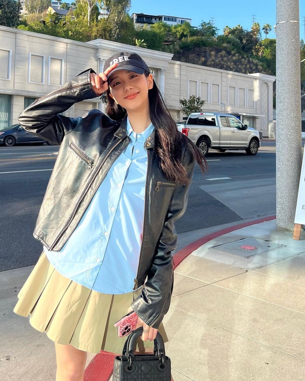 JIsoo騎士夾克搭短裙展現少女魅力