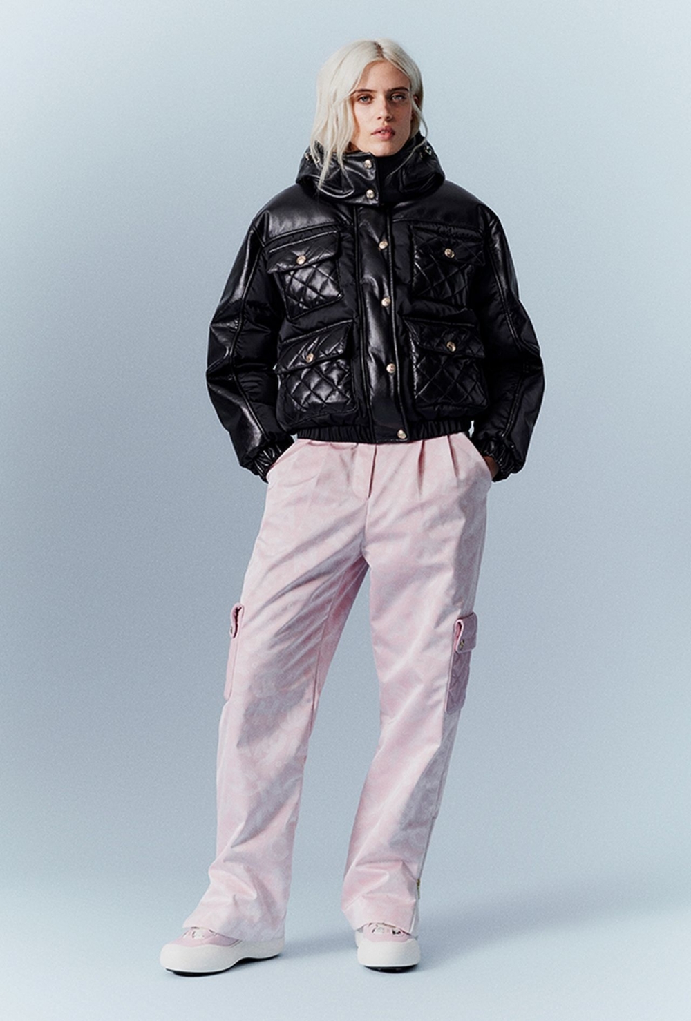 超大號黑色夾克搭配一件印有雙C標誌的淺粉色長褲散發著優雅風度