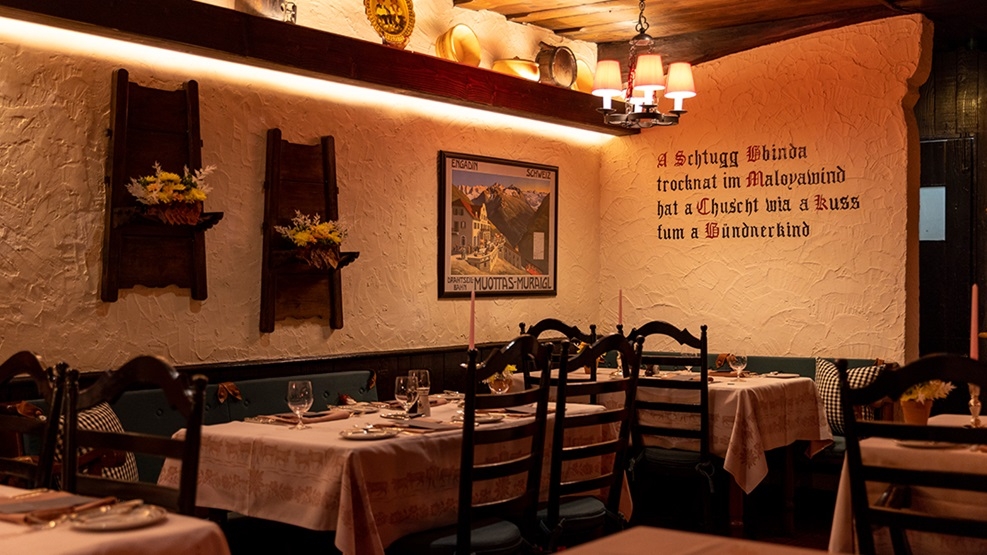 復古吊燈下，一種古典感覺油然而生。