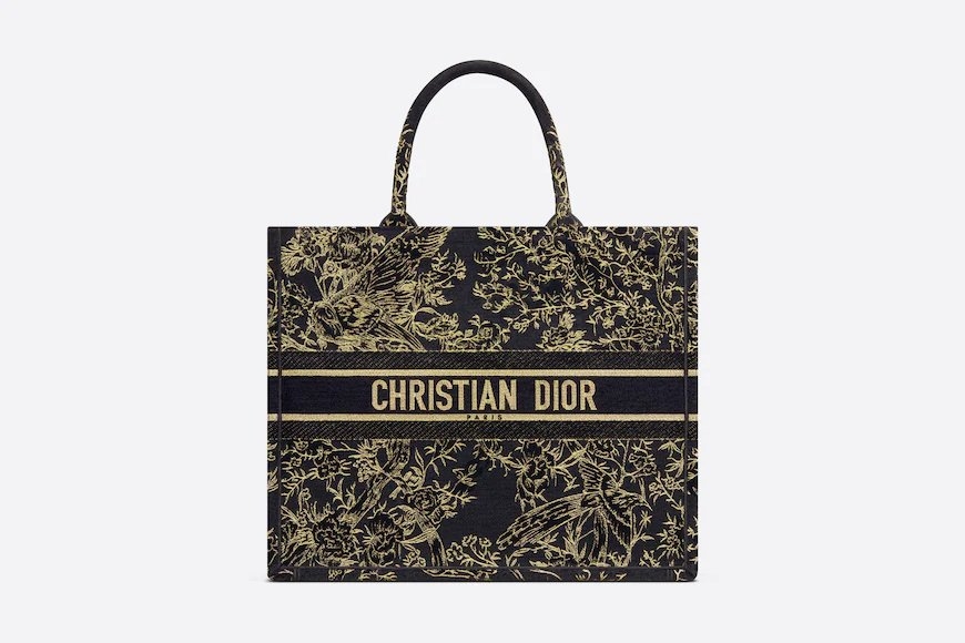 經典的Large Dior Book Tote也換上新刺繡圖案。