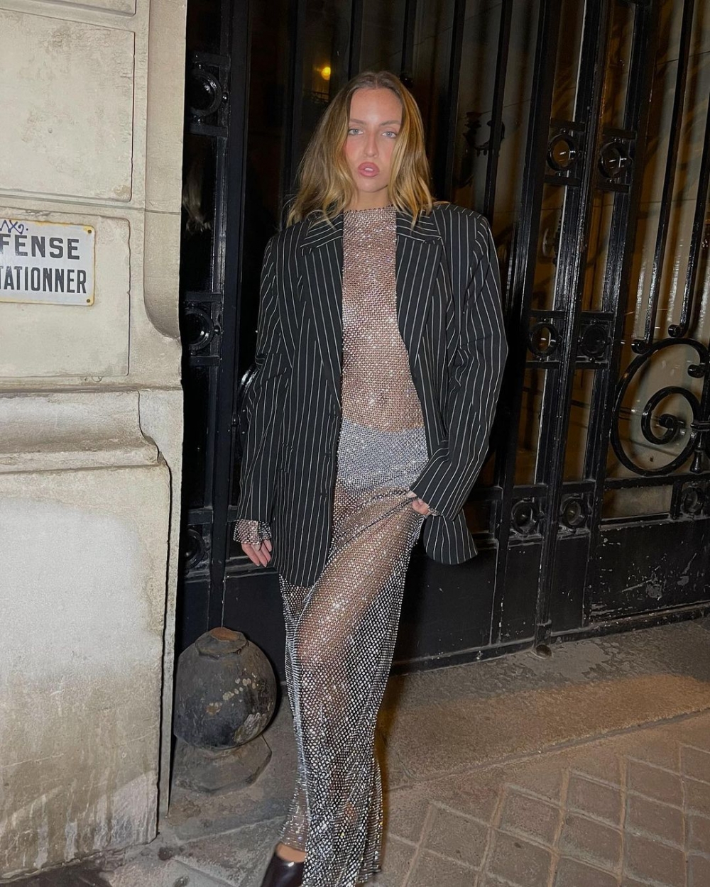 搭配上Oversized西裝外套，性感又幹練。