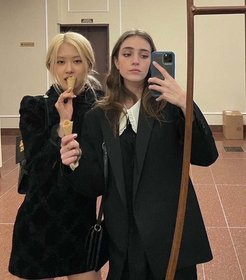 兩人因此成為好友