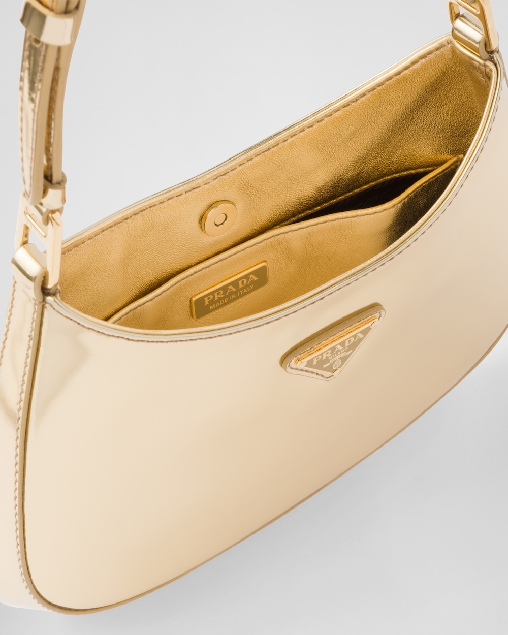 從裡到外都換上金色亮面外觀