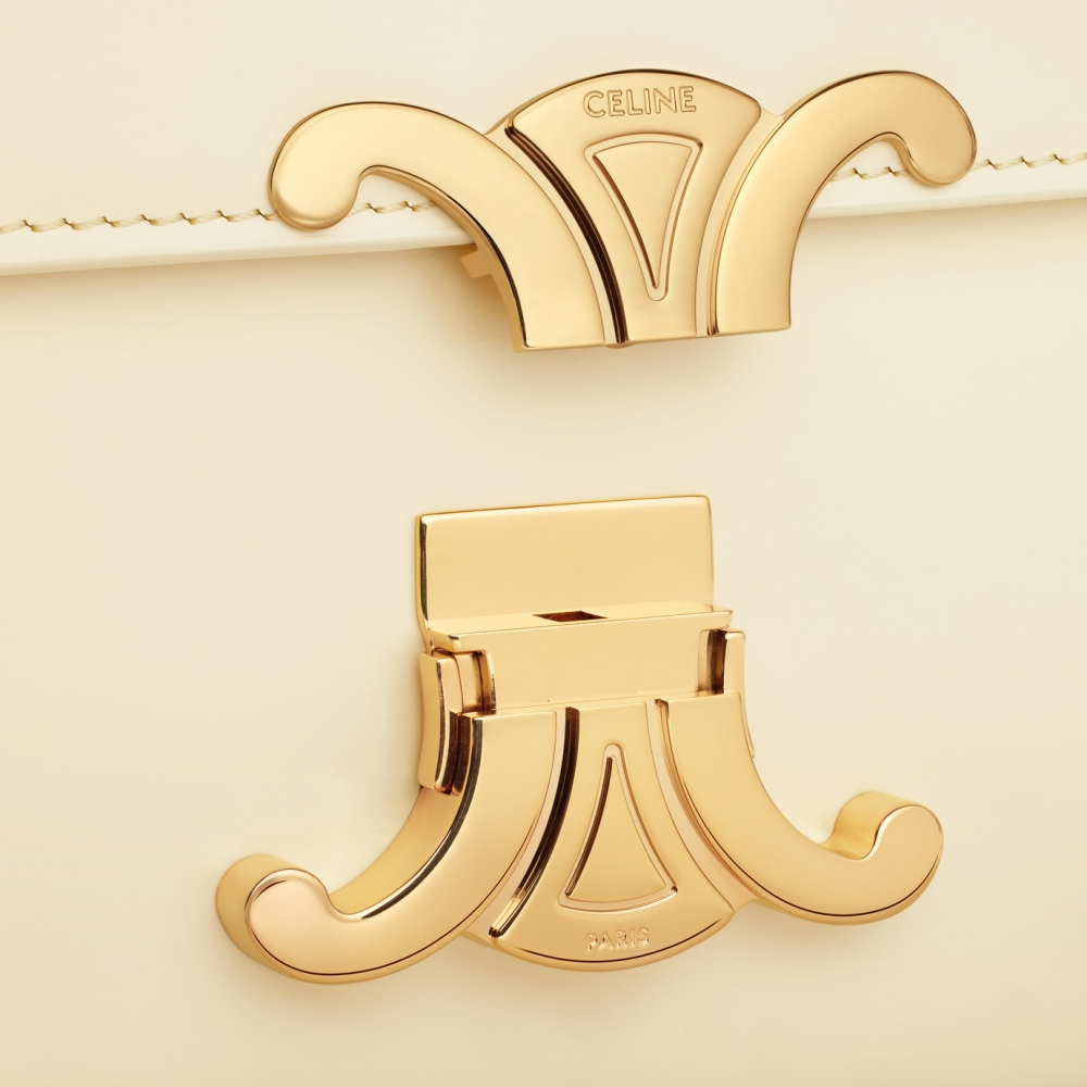 金黃色五金扣與小牛皮互為襯托