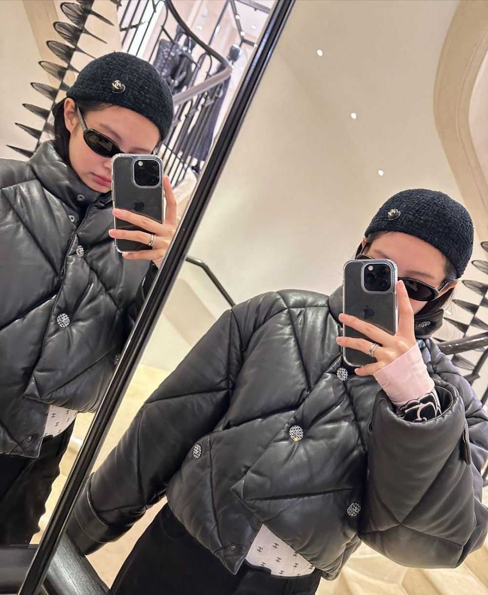 黑色寬大羽絨服兼具保暖與時髦設計