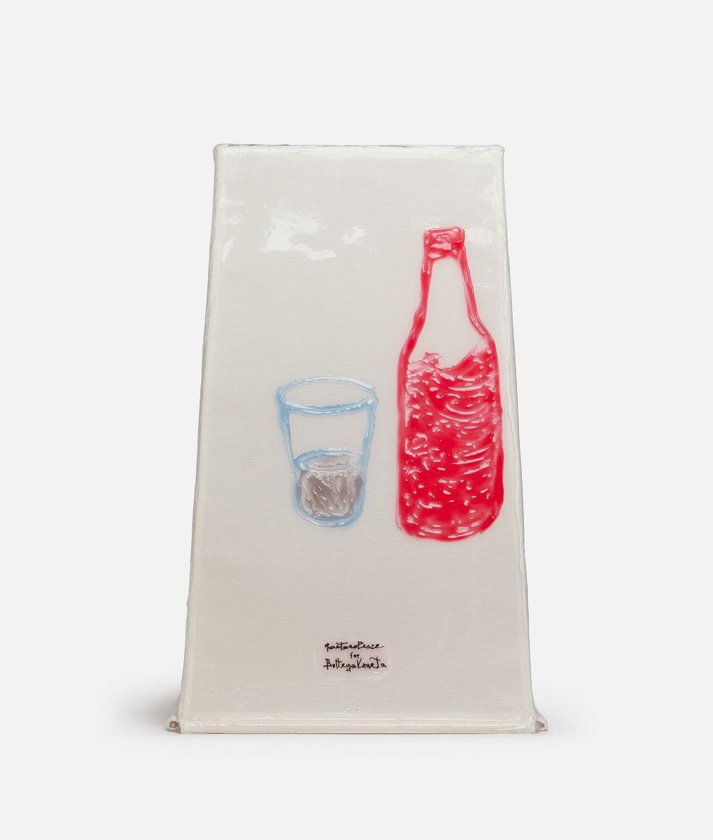 背面也還有一個酒瓶與玻璃杯的圖案。