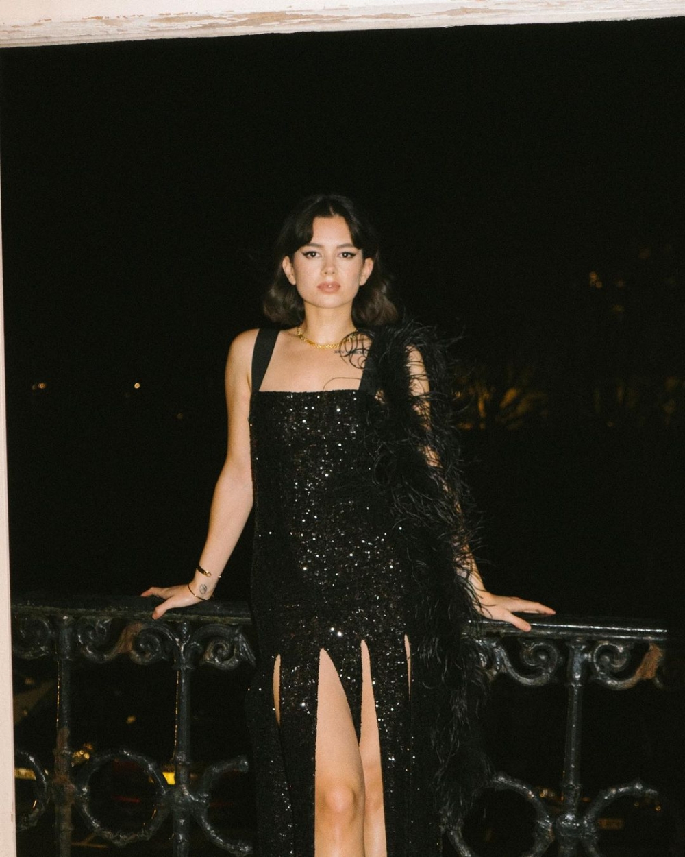 加入造型感滿分的羽毛配件，也是讓你更加出眾的搭配。