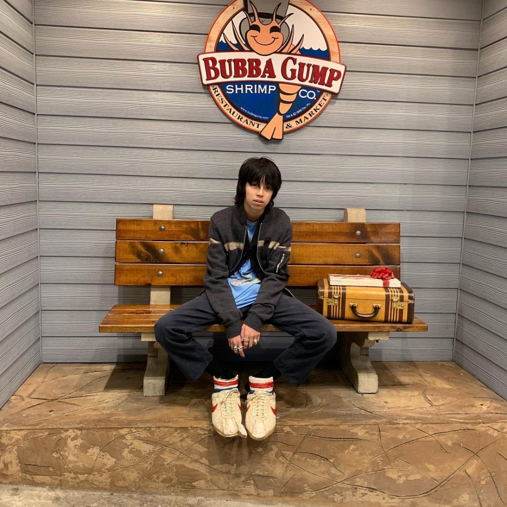 YOSHI因頗具個人特色的穿搭成為多個品牌的寵兒