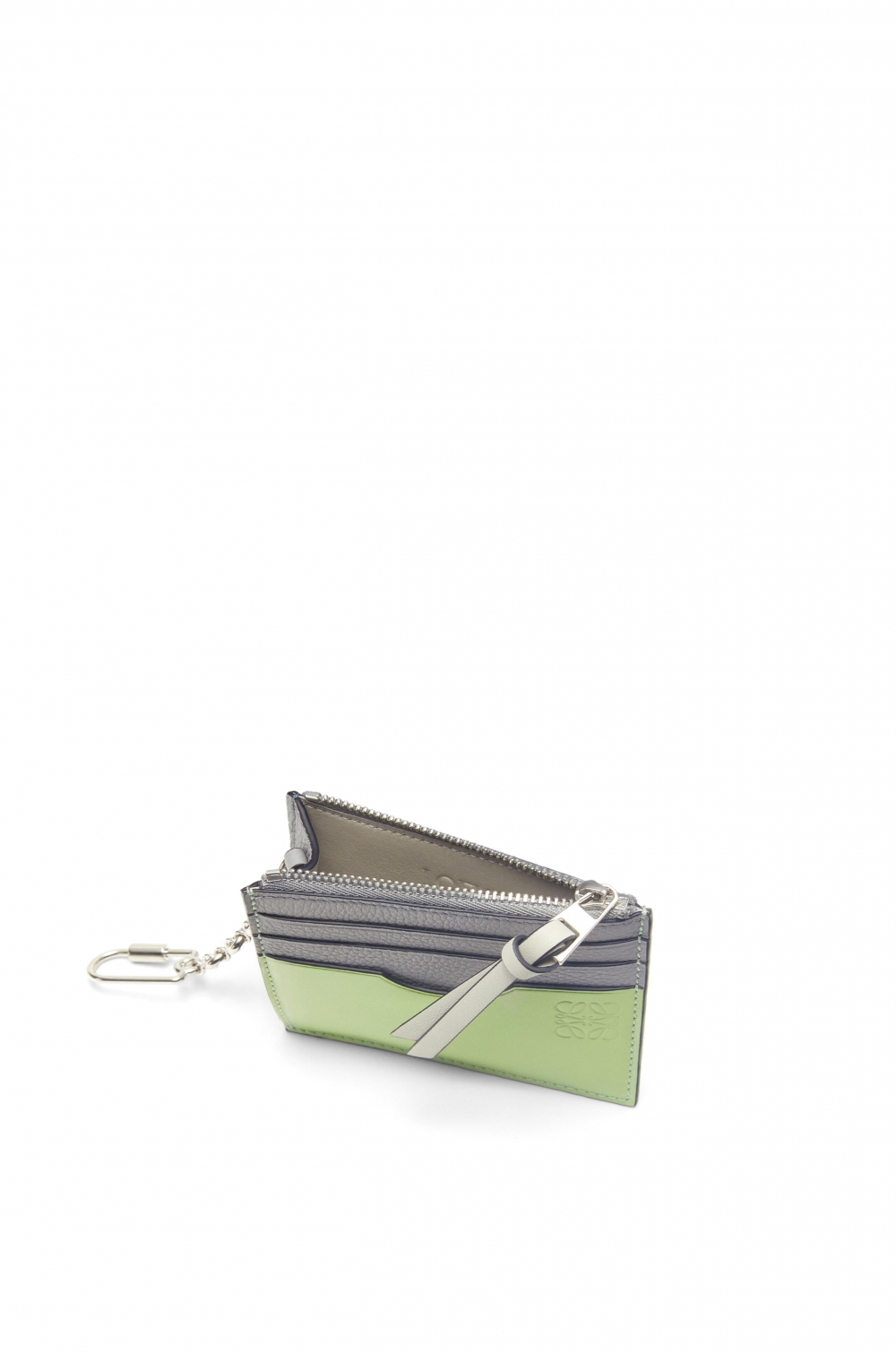 配有6個卡槽能收納各式各樣卡片。