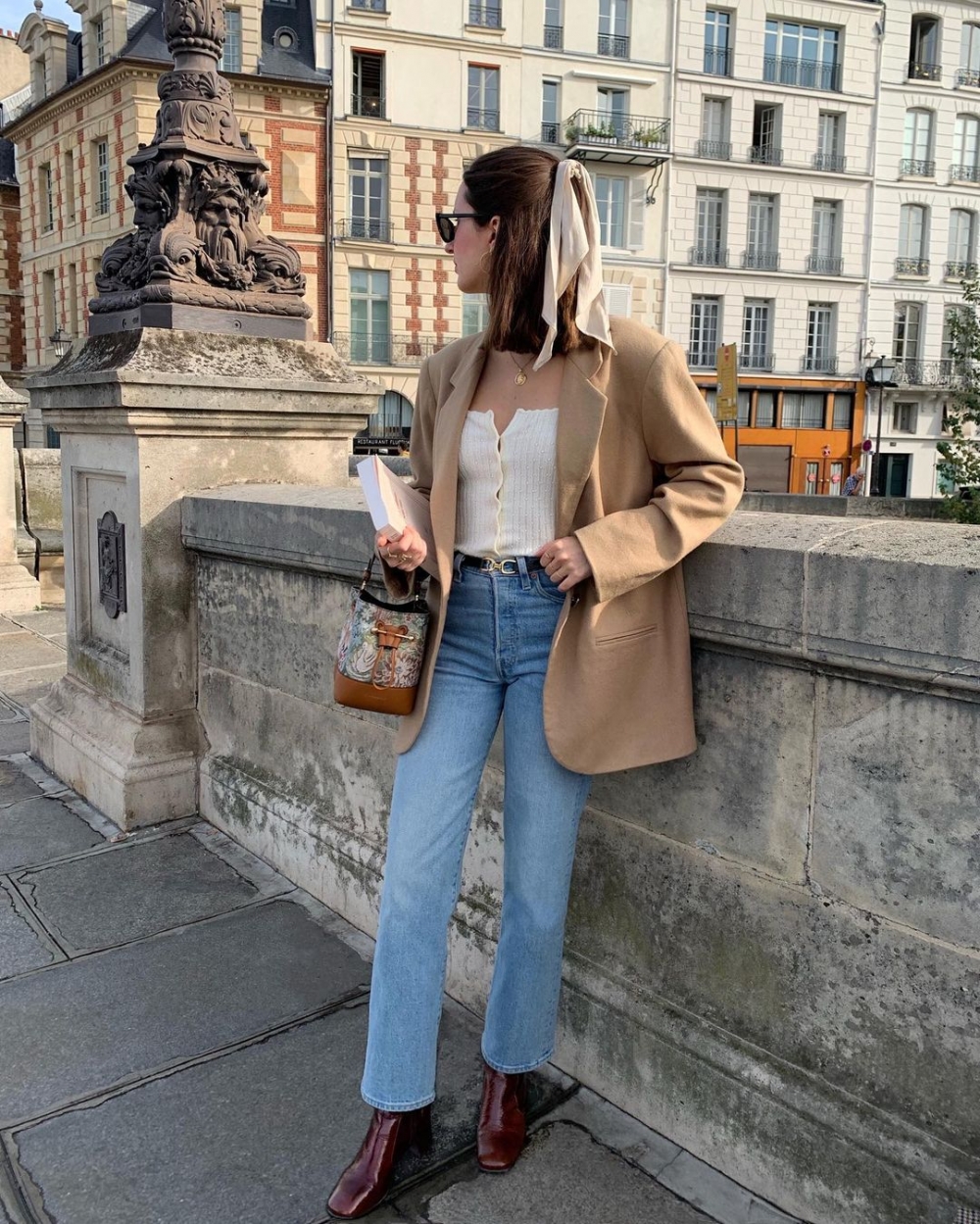 從頭頂抓出自然蓬鬆感讓絲巾自然落下