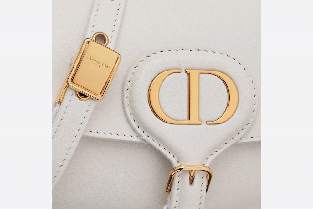 金色金屬「CD」點綴。