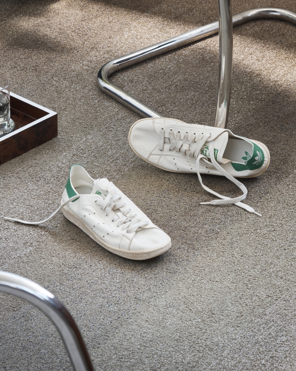 Stan Smith運動鞋隨意地擺放在辦公室