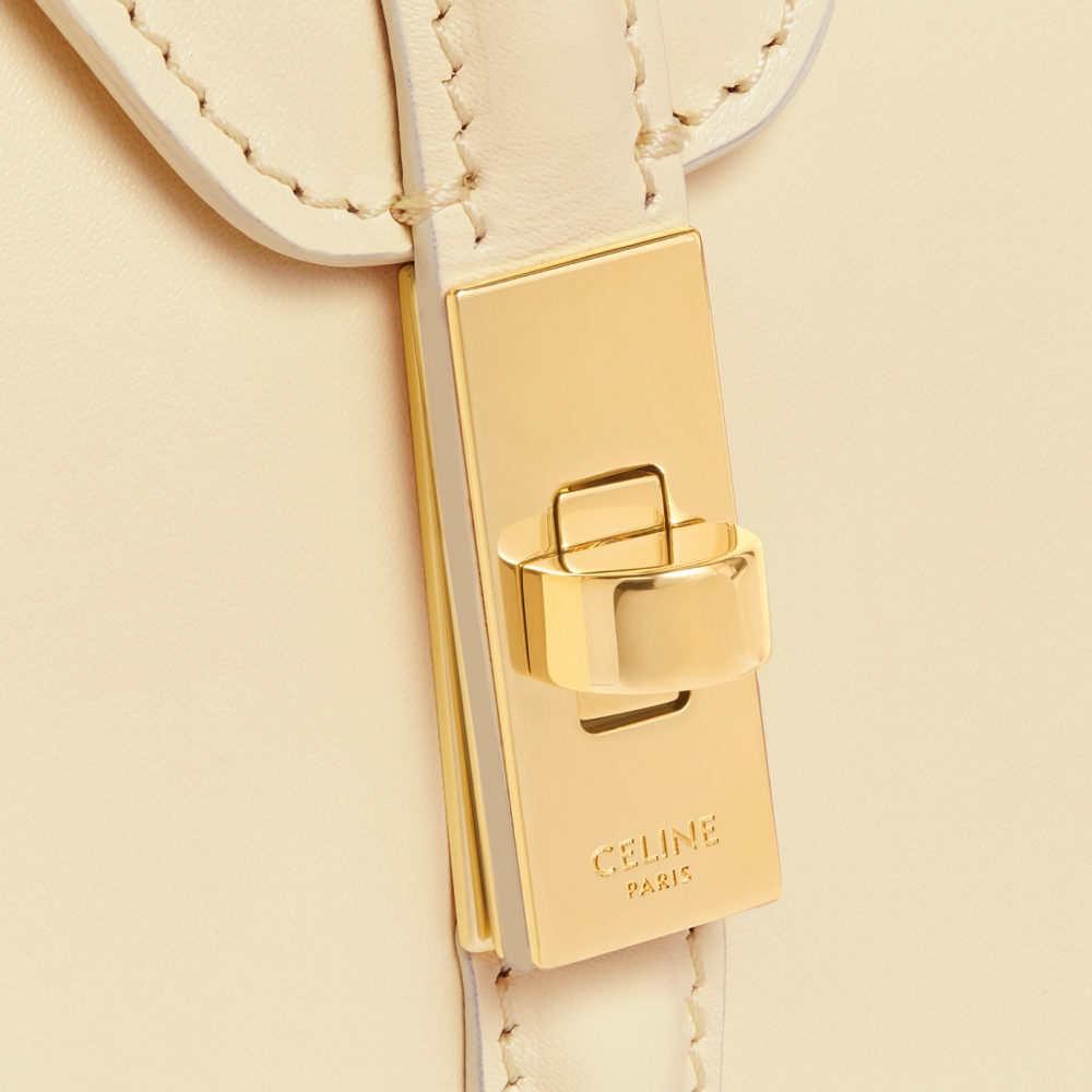 刻有CELINE的五金鎖閉合