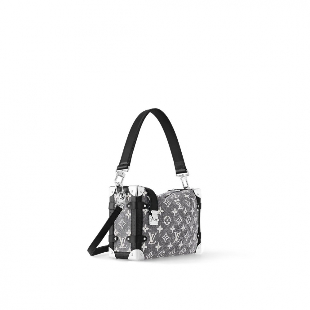 配以可拆式頂端手柄和肩帶。