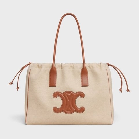 這款藏在CELINE之中的Cabas Drawstring Cuir Triomphe in Textile and Calfskin Natural/Tan。