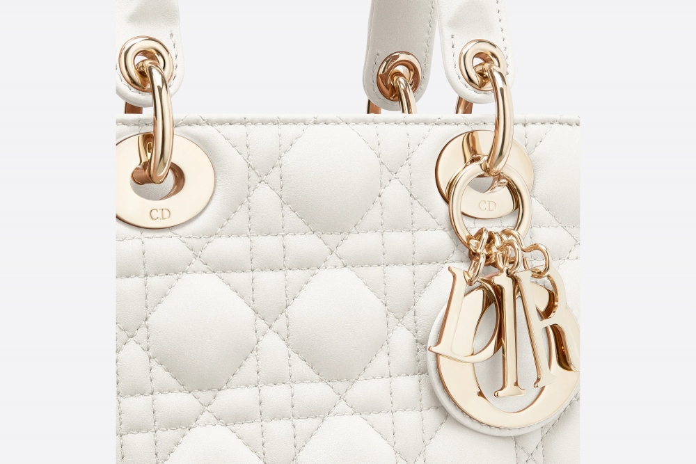 淡金色金屬D.I.O.R.標誌吊飾。