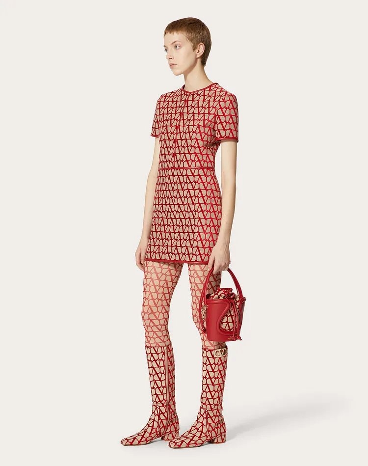 品牌們紛紛推出時髦設計的水桶包。