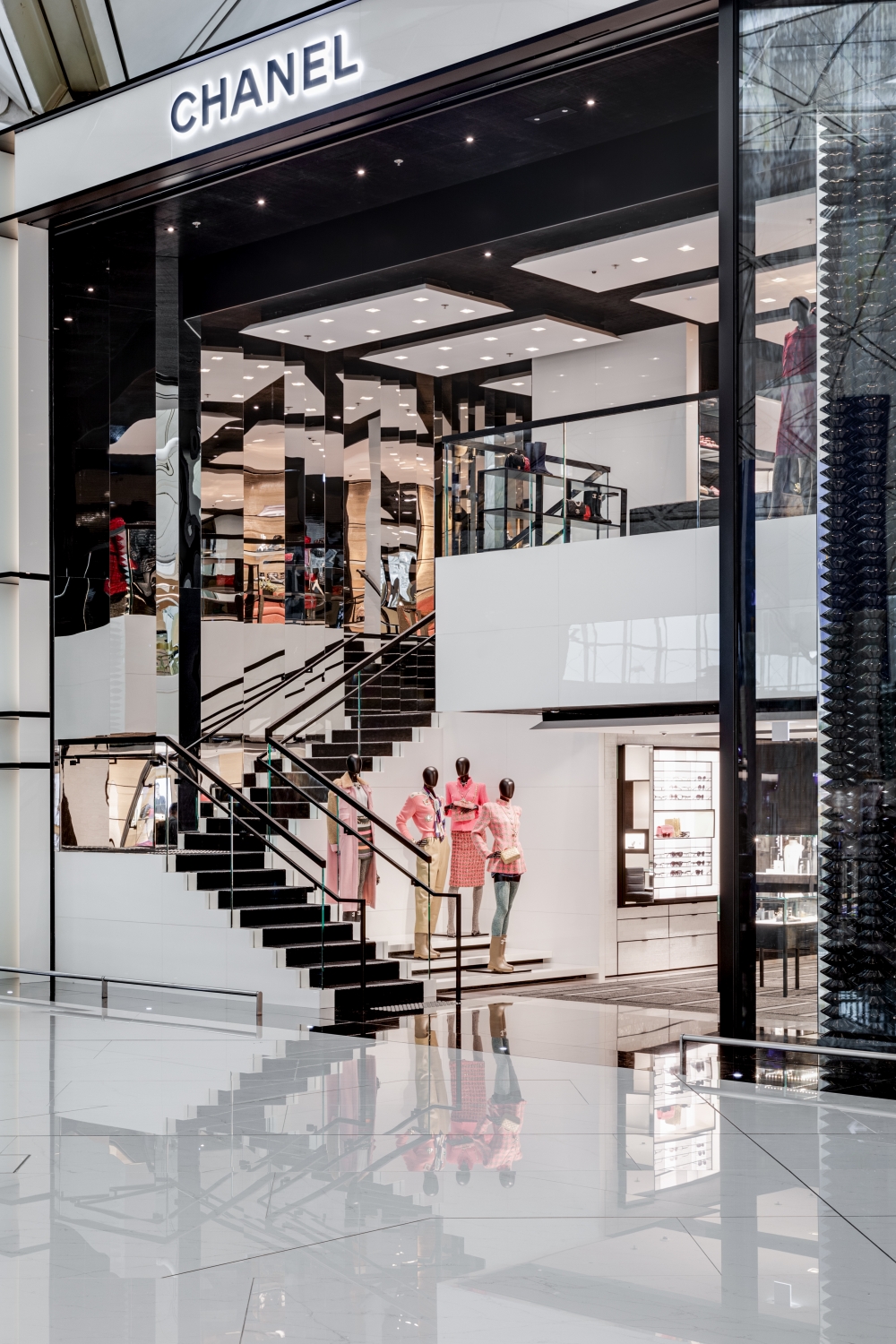 這樓梯令人不禁想起那在巴黎總部的傳奇鏡面樓梯。