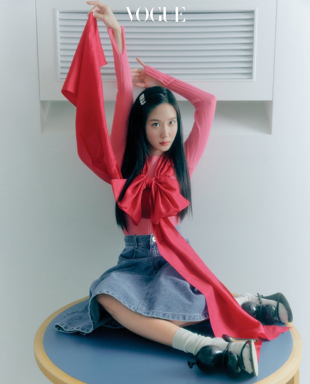 碩大的蝴蝶結以及黑色氣球鞋反而揉和進一抹歌德風格暗黑浪漫影子