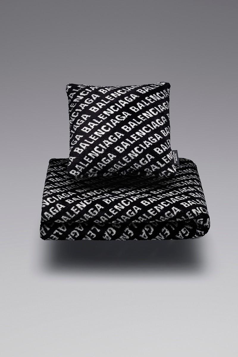 Balenciaga推出放置客廳和臥室的家居用品以及條紋及格紋花樣的抱枕