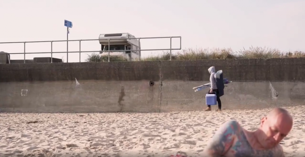 有時候他的影片會有疑似是他的身影。