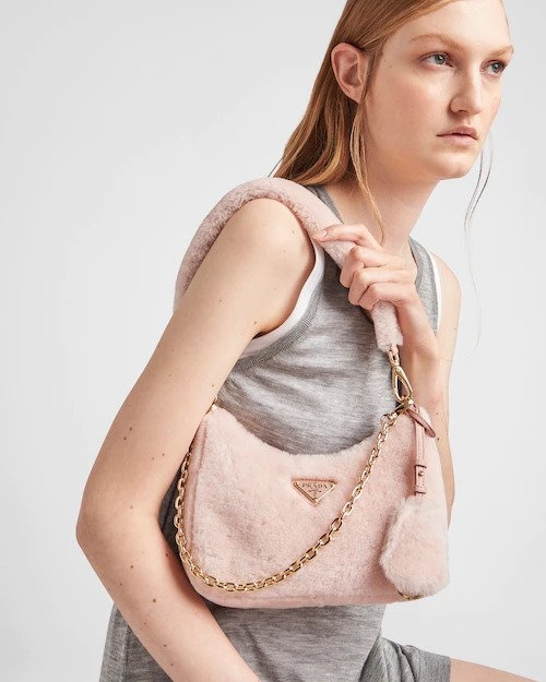 模特兒示範Prada Shearling Mini-Bag-Orchid Pink。