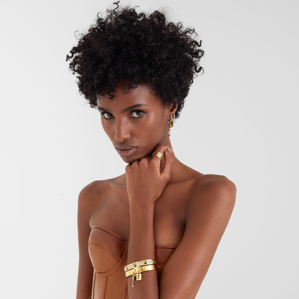 模特兒演繹不對稱FENDI Master Key Earrings。