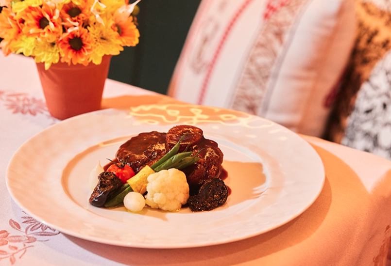 美麗的擺設、餐具，和精緻的料理很相襯。