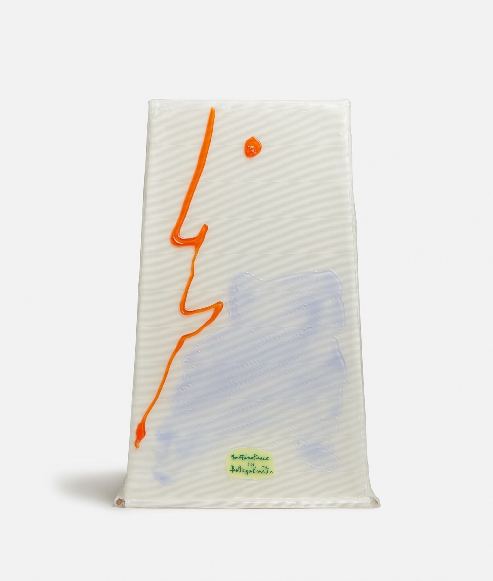 座椅的背面則是有一個人的側臉。