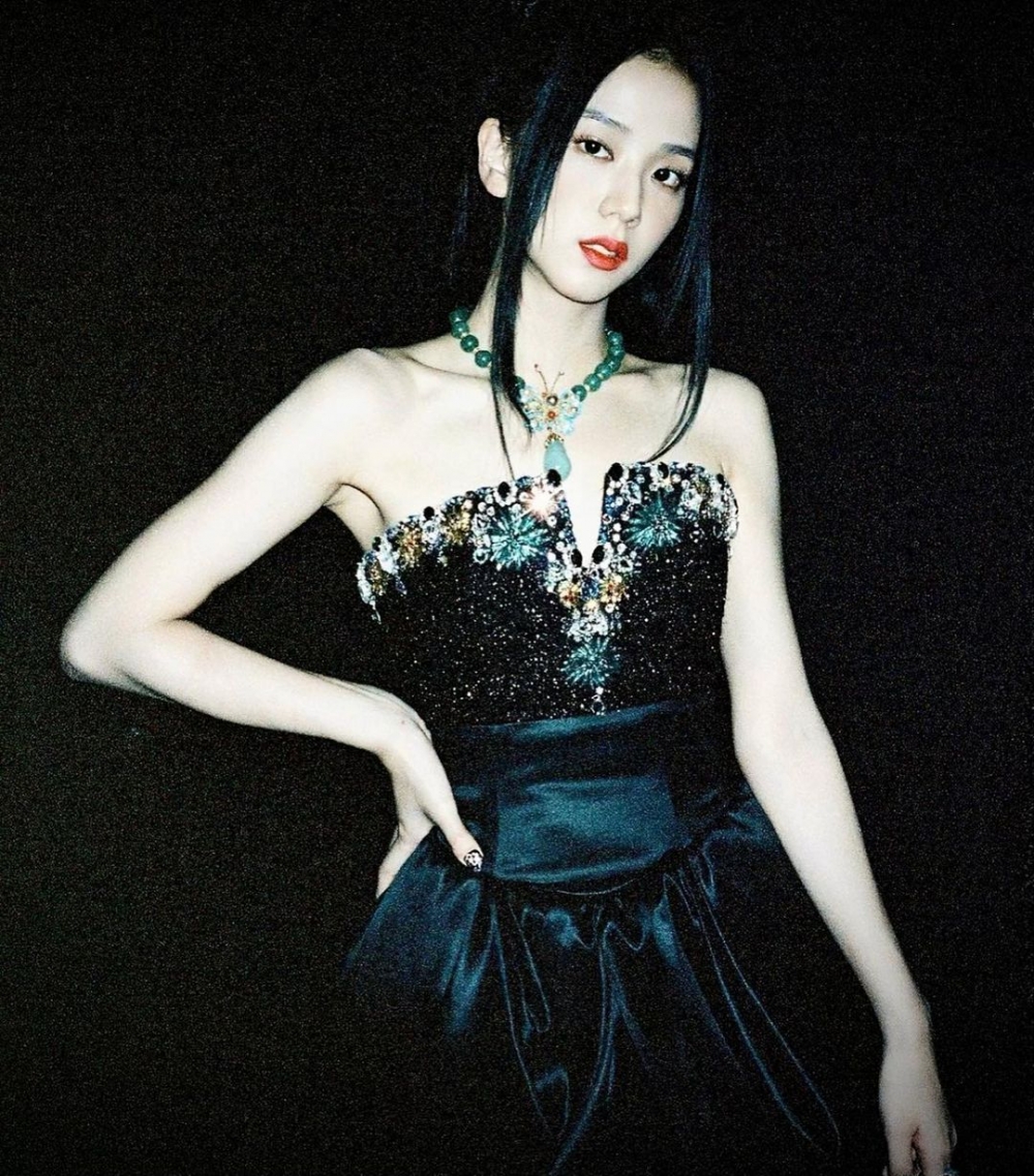 BLACKPINk的成員也時常選擇她的設計。