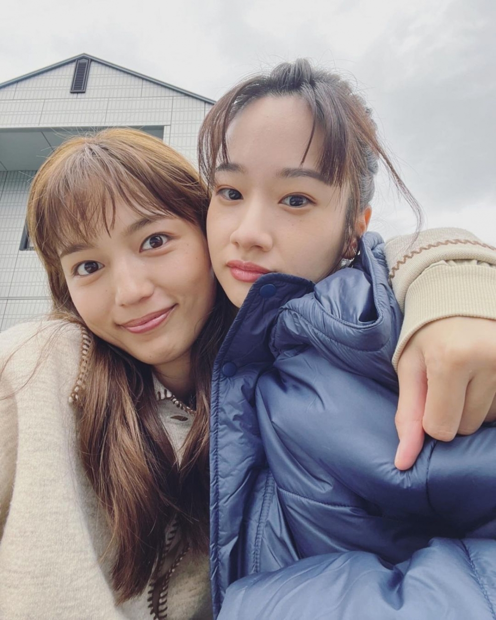 戲內戲外，她都和女主角川口春奈很好關係。