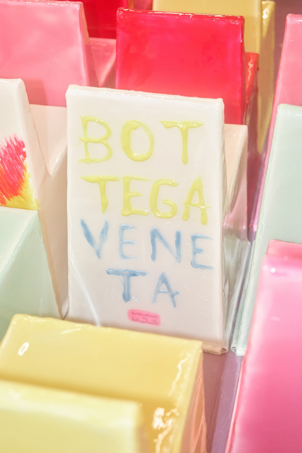 從在秀場上出現就成為焦點的它，正在販售中。