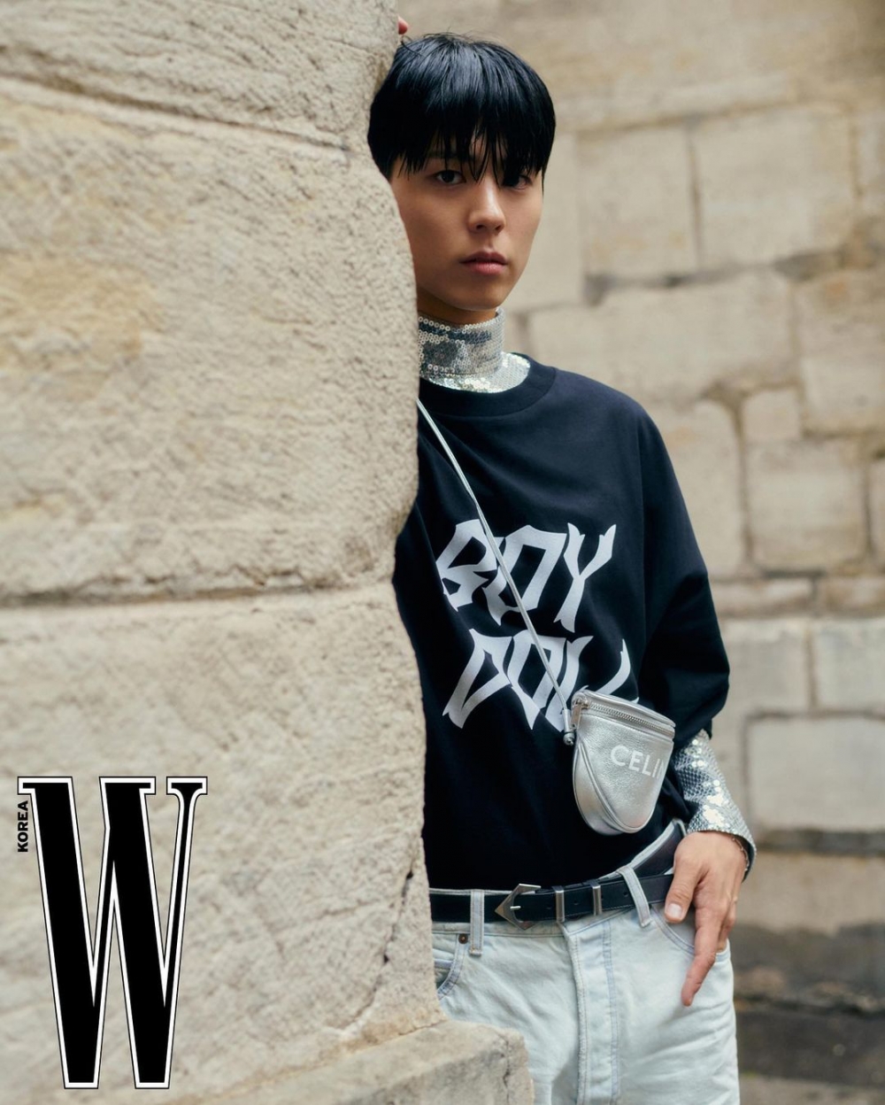 他身穿Boy Doll系列的服飾與單品。