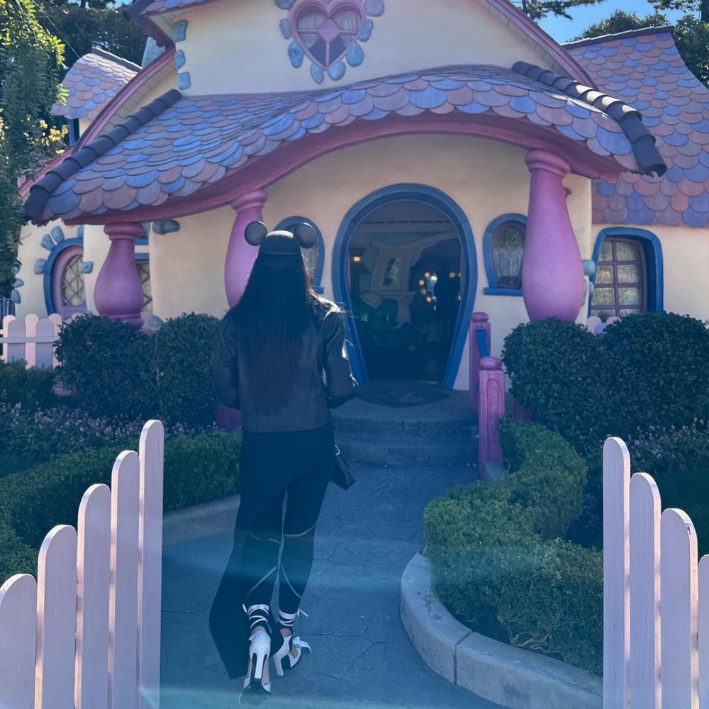 從背面照我們能看見她別有巧思的搭配。