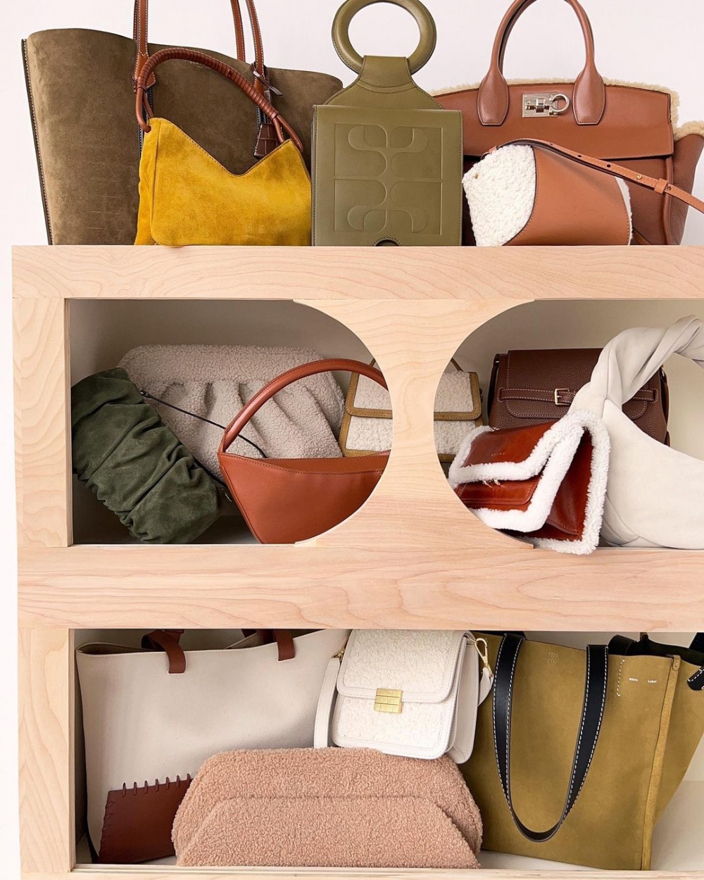 你也可以為自己增添時尚手袋等單品!