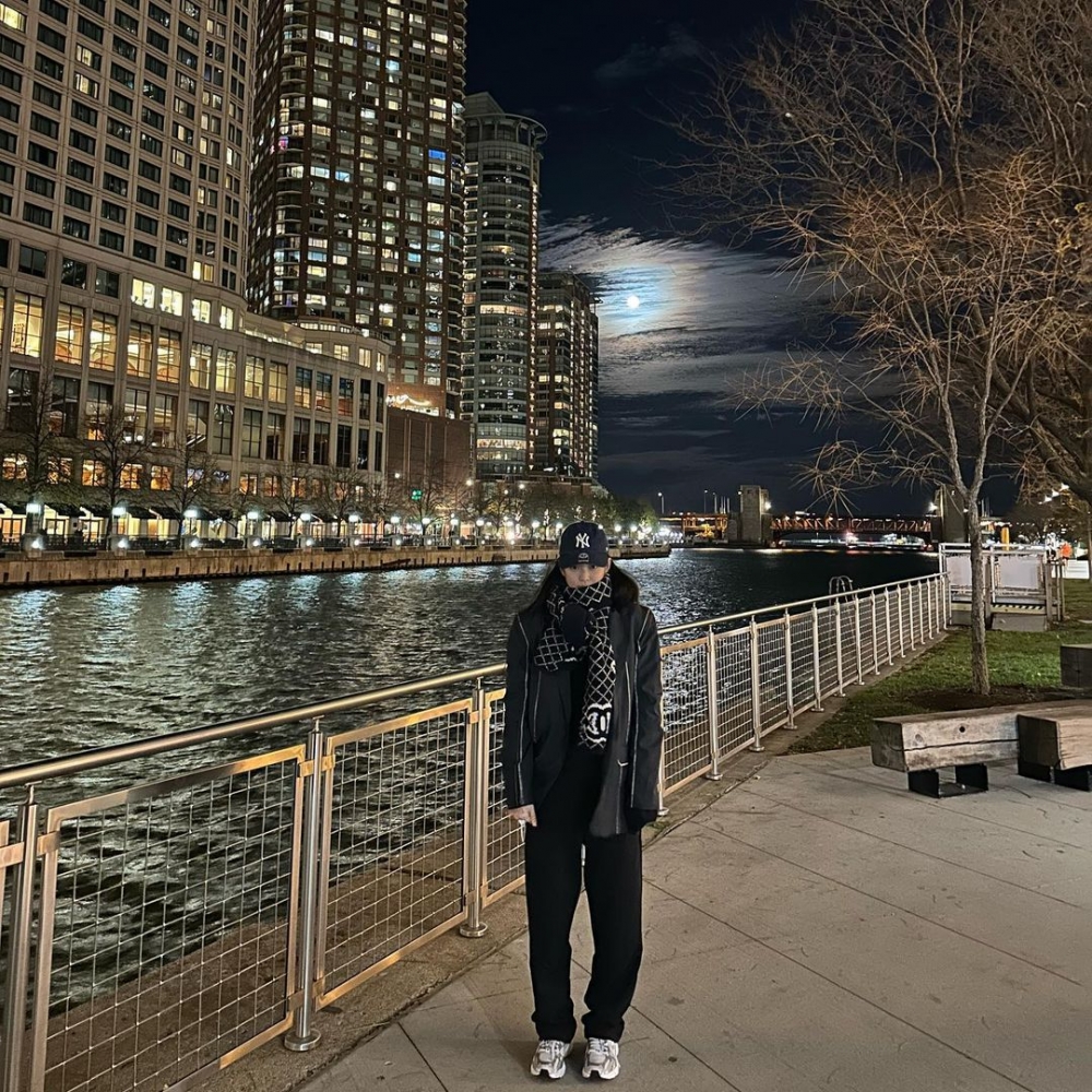 跟上Jennie的腳步，在穿搭中加入圍巾。